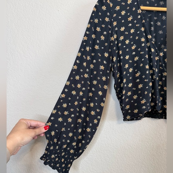 American Eagle Black Ditsy Floral Long Sleeve V Neck Smockec Crop Top Blouse MED - Picture 4 of 11